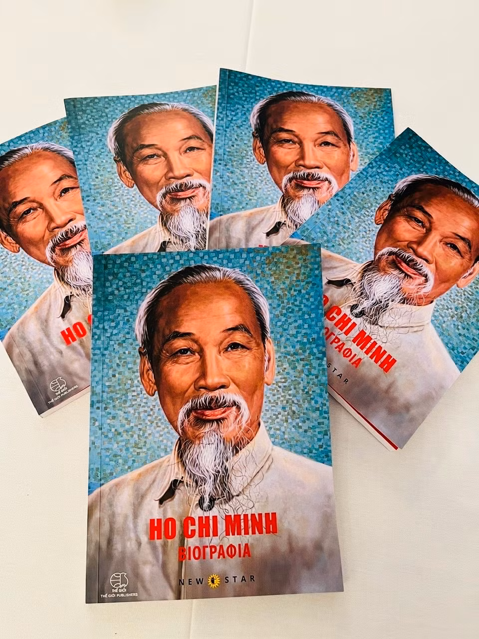 Cuốn sách “Tiểu sử Hồ Chí Minh” bằng tiếng Hy Lạp. (Ảnh: Đại sứ quán Việt Nam tại Hy Lạp)