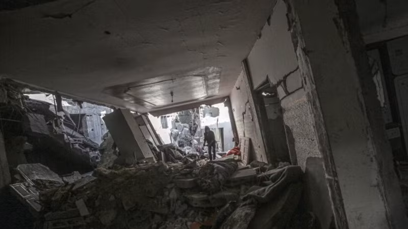 Một ngôi nhà bị phá hủy sau cuộc không kích của Israel tại thành phố Gaza vào ngày 26/4/2025. (Ảnh: XINHUA)