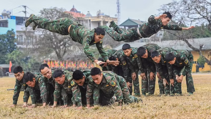 Các chiến đấu viên Lữ đoàn Đặc công Biệt động 1 luyện tập kỹ thuật nhào lộn qua giá nhiều người. (Ảnh Tuyên huấn Binh chủng Đặc công cung cấp)