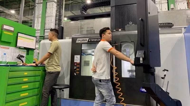 Hoạt động sản xuất của doanh nghiệp tại Khu công nghệ cao Hòa Lạc. (Ảnh: HÀ LINH)
