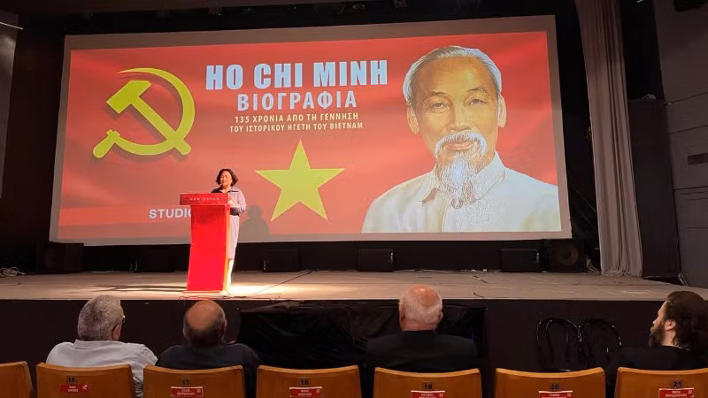 Đại sứ Việt Nam tại Hy Lạp Phạm Thị Thu Hương phát biểu tại buổi chiếu phim đặc biệt về Chủ tịch Hồ Chí Minh. (Ảnh: Đại sứ quán Việt Nam tại Hy Lạp)