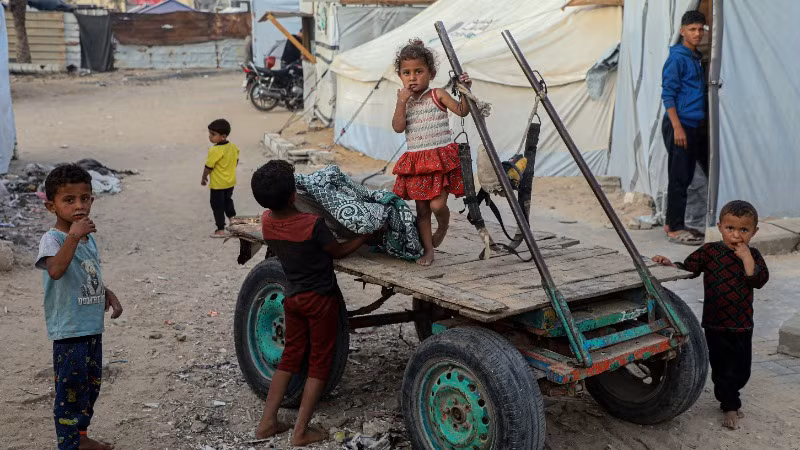 Trẻ nhỏ sống tại một trại tị nạn ở Dải Gaza. (Ảnh TÂN HOA XÃ)