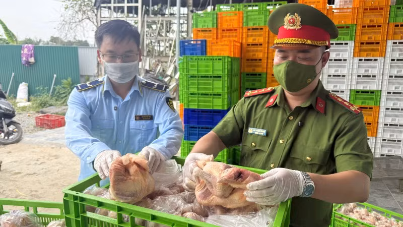 Lực lượng chức năng thành phố Hà Nội phát hiện số lượng lớn thực phẩm không bảo đảm chất lượng chuẩn bị tuồn ra thị trường. (Ảnh KHÁNH HOÀNG)