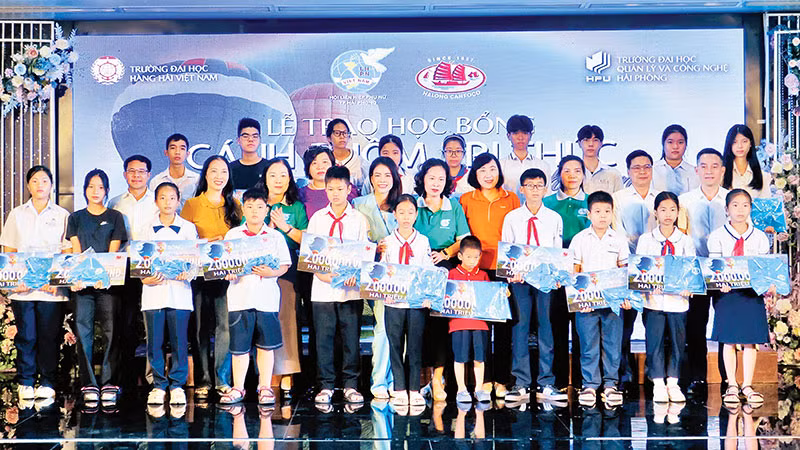 Trao học bổng "Cánh buồm tri thức, chắp cánh tài năng" tặng sinh viên, học sinh có hoàn cảnh khó khăn học giỏi ở Hải Phòng.