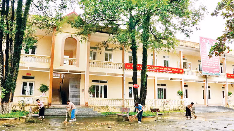 Giáo viên Trường THCS Lạc Vân, xã Lạc Vân, huyện Nho Quan dọn dẹp vệ sinh sẵn sàng đón học sinh trở lại trường.