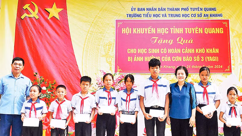 Lãnh đạo Hội Khuyến học tỉnh Tuyên Quang trao học bổng cho học sinh hoàn cảnh khó khăn của Trường tiểu học và THCS An Khang. Lãnh đạo Hội Khuyến học tỉnh Tuyên Quang trao học bổng cho học sinh hoàn cảnh khó khăn của Trường tiểu học và THCS An Khang.