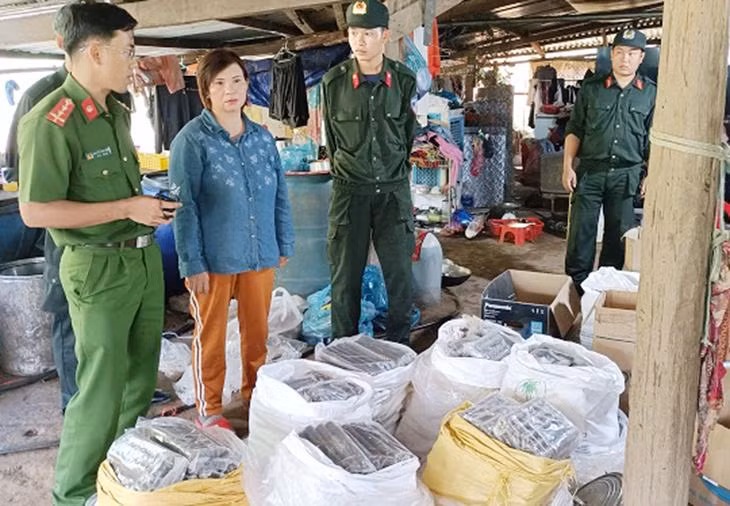 Phát hiện khối lượng lớn thuốc nổ tại nhà ở Ngô Thị Phượng. (Ảnh công an cung cấp) Phát hiện khối lượng lớn thuốc nổ tại nhà ở Ngô Thị Phượng. (Ảnh công an cung cấp)