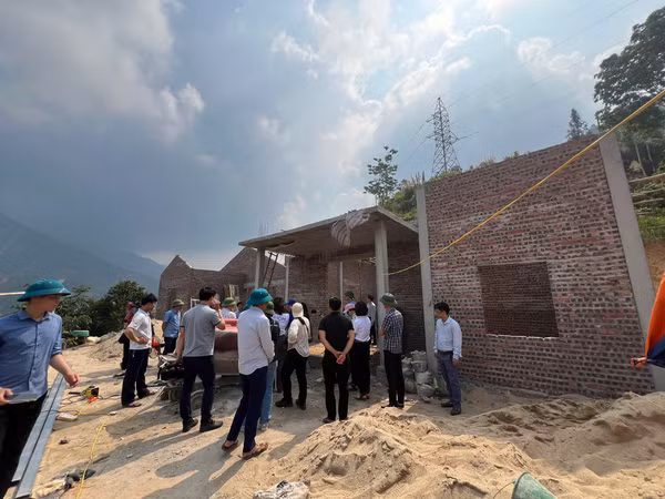 Xây dựng nhà mới tại xã Nậm Khánh, Bắc Hà, Lào Cai bằng nguồn hỗ trợ của tổ chức IOM.