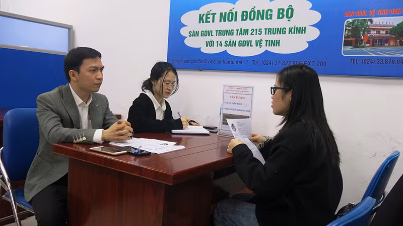 Phỏng vấn ứng viên tại phiên giao dịch việc làm tại Trung tâm Dịch vụ việc làm Hà Nội. (Ảnh: Ngân Anh)