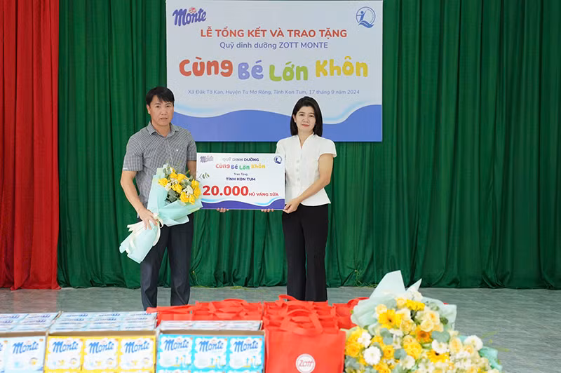Quỹ Bảo trợ trẻ em Việt Nam trao 20.000 hũ váng sữa từ Quỹ Dinh dưỡng cho Sở Lao động-Thương binh và Xã hội hỗ trợ trẻ em khó khăn tỉnh Kon Tum. (Ảnh: NFVC) Quỹ Bảo trợ trẻ em Việt Nam trao 20.000 hũ váng sữa từ Quỹ Dinh dưỡng cho Sở Lao động-Thương binh và Xã hội hỗ trợ trẻ em khó khăn tỉnh Kon Tum. (Ảnh: NFVC)