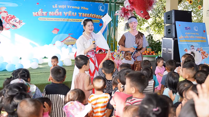 Lễ hội Trung thu và trao quà cho trẻ em tại Trường Mầm non xã Đắk Tờ Kan, huyện Tu Mơ Rông, tỉnh Kon Tum - địa điểm hỗ trợ đầu tiên của chương trình Quỹ Dinh dưỡng "Zott Monte cùng bé lớn khôn". (Ảnh: NFVC)