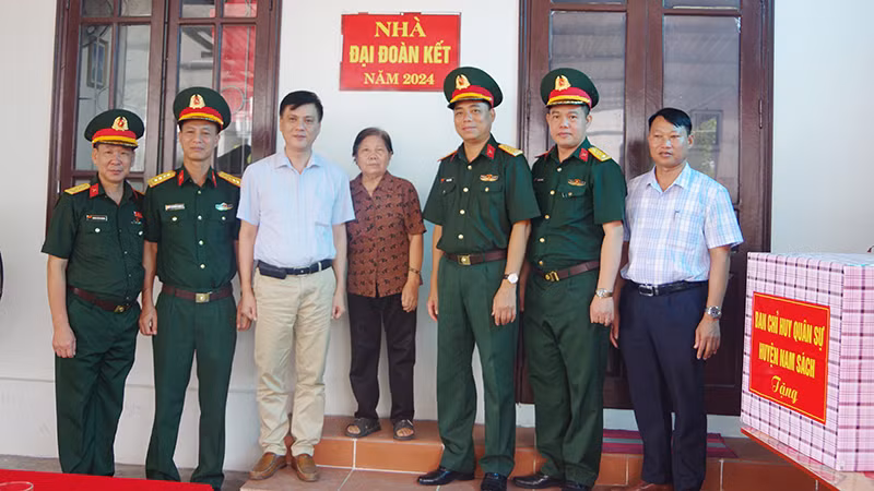 Lãnh đạo Bộ Chỉ huy Quân sự tỉnh Hải Dương dự lễ khánh thành và bàn giao nhà đại đoàn kết tặng cựu chiến binh Trịnh Thị Tuyến, ở thôn Kinh Dương, xã Hiệp Cát, huyện Nam Sách. (Ảnh: NGUYÊN TRƯỜNG) Lãnh đạo Bộ Chỉ huy Quân sự tỉnh Hải Dương dự lễ khánh thành và bàn giao nhà đại đoàn kết tặng cựu chiến binh Trịnh Thị Tuyến, ở thôn Kinh Dương, xã Hiệp Cát, huyện Nam Sách. (Ảnh: NGUYÊN TRƯỜNG)