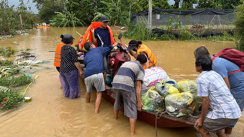 13 giờ ngày 10/9/2024, lực lượng chức năng hỗ trợ đưa người dân, tài sản tại khu vực ngập lụt ven sông Hồng thuộc phường Yên Phụ, quận Tây Hồ đến khu vực an toàn. (Ảnh: THỦY NGUYÊN)