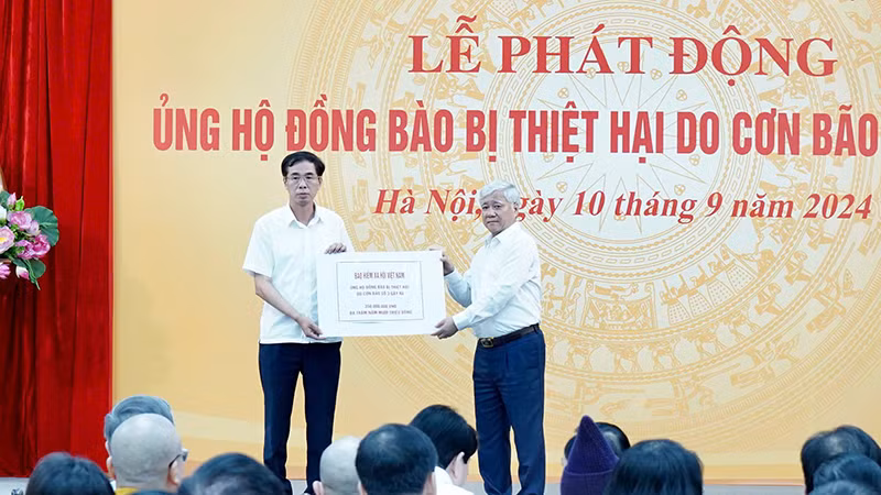 Thay mặt ngành bảo hiểm xã hội Việt Nam. Phó Tổng Giám đốc Đào Việt Ánh trao 350 triệu đồng ủng hộ đồng bào bị thiệt hại bởi bão số 3 tới Ủy ban Trung ương Mặt trận Tổ quốc Việt Nam. (Ảnh: VSS)