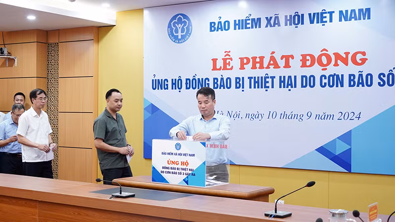 Tổng Giám đốc Bảo hiểm xã hội Nguyễn Thế Mạnh cùng các cán bộ, công chức của ngành Việt Nam ủng hộ đồng bào bị thiệt hại bởi bão số 3. (Ảnh: VSS) Tổng Giám đốc Bảo hiểm xã hội Nguyễn Thế Mạnh cùng các cán bộ, công chức của ngành Việt Nam ủng hộ đồng bào bị thiệt hại bởi bão số 3. (Ảnh: VSS)