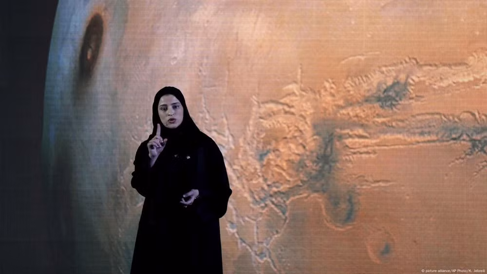Bà Sarah Al-Amiri - người dẫn dắt sứ mệnh sao Hỏa của UAE. Ảnh | DW Bà Sarah Al-Amiri - người dẫn dắt sứ mệnh sao Hỏa của UAE. Ảnh | DW