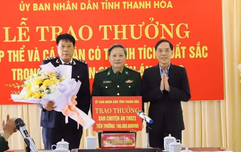 Tỉnh Thanh Hóa thưởng 100 triệu đồng cho Ban chuyên án lập công. Tỉnh Thanh Hóa thưởng 100 triệu đồng cho Ban chuyên án lập công.