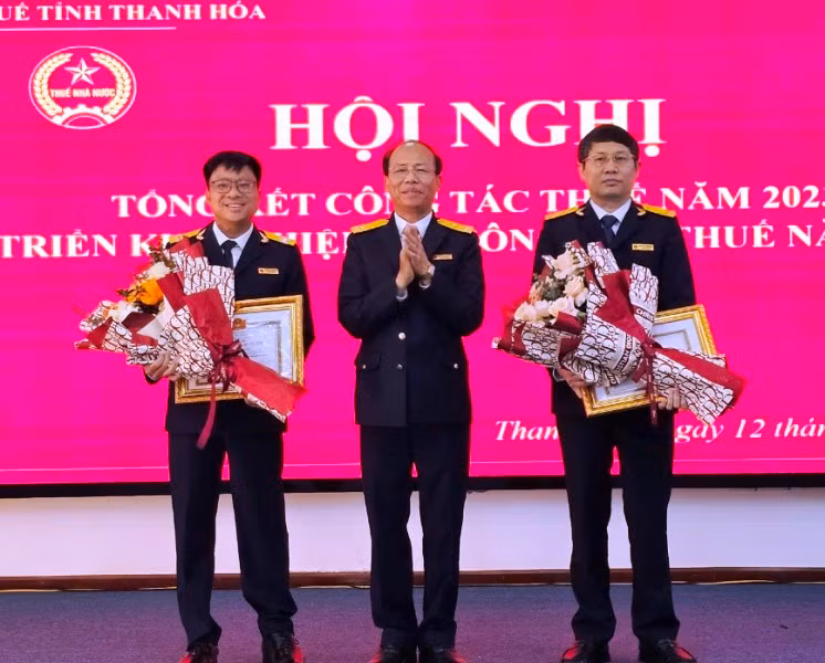 Các cá nhân đón nhận danh hiệu Chiến sĩ thi đua ngành tài chính.