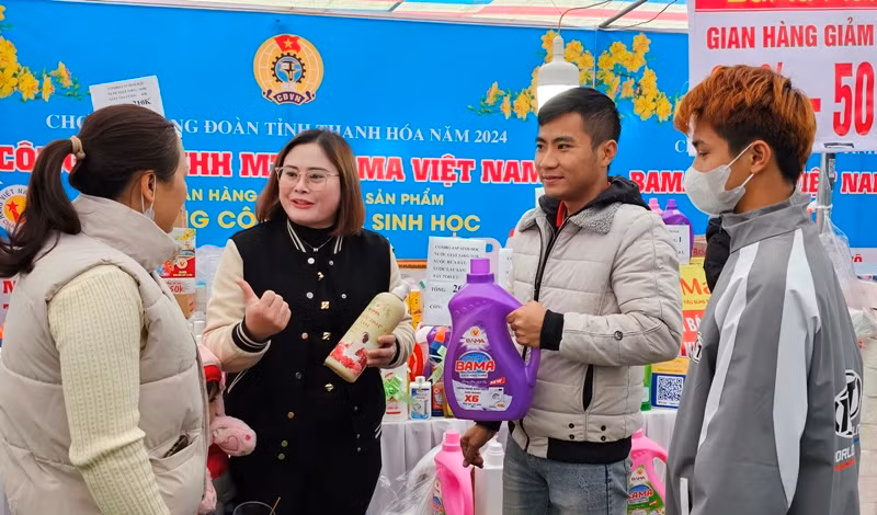 Công nhân chọn mua sản phẩm nước tẩy thân thiện môi trường, giảm giá.