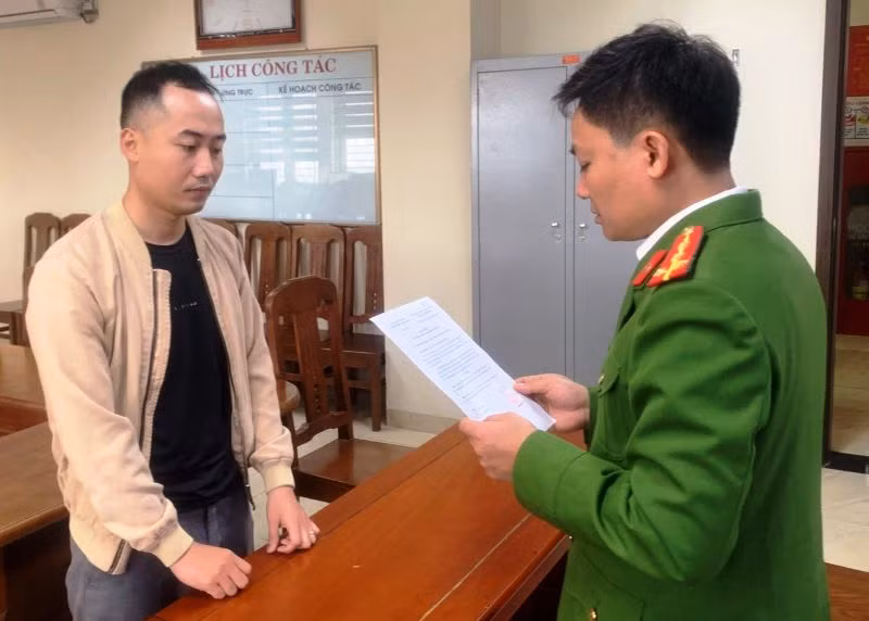 Cơ quan chức năng thi hành quyết định khởi tố bị can.