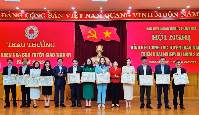 Lãnh đạo Ban Tuyên giáo Tỉnh ủy Thanh Hóa tặng Giấy khen cho các tập thể có thành tích xuất sắc năm 2023.