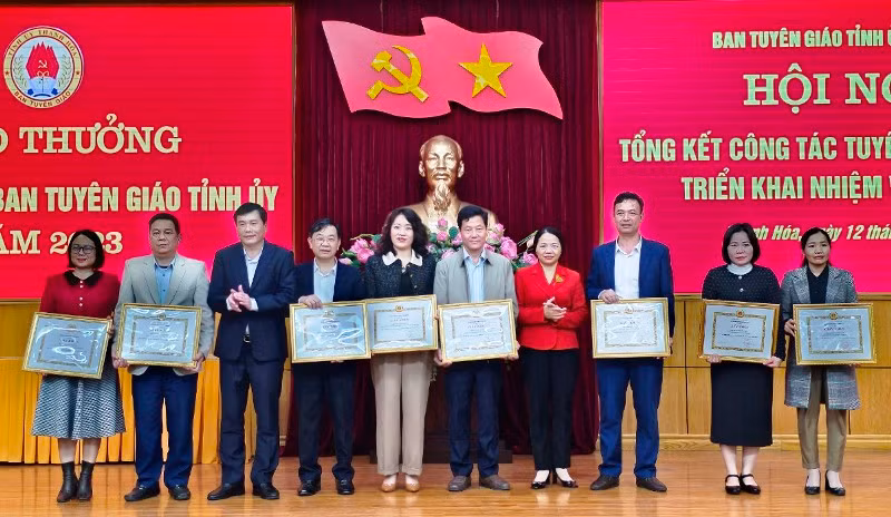 Lãnh đạo Ban Tuyên giáo Tỉnh ủy Thanh Hóa tặng Giấy khen cho các cá nhân có thành tích xuất sắc năm 2023.