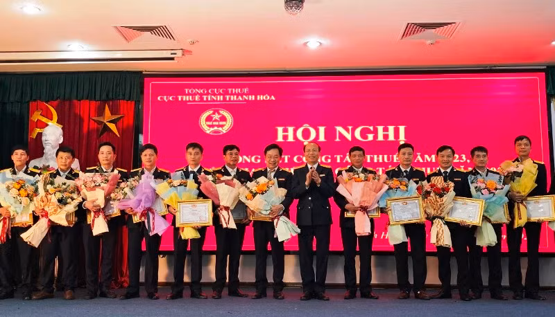 Bộ Tài chính tặng danh hiệu Tập thể lao động xuất sắc cho 16 đơn vị thuộc Cục Thuế Thanh Hóa.