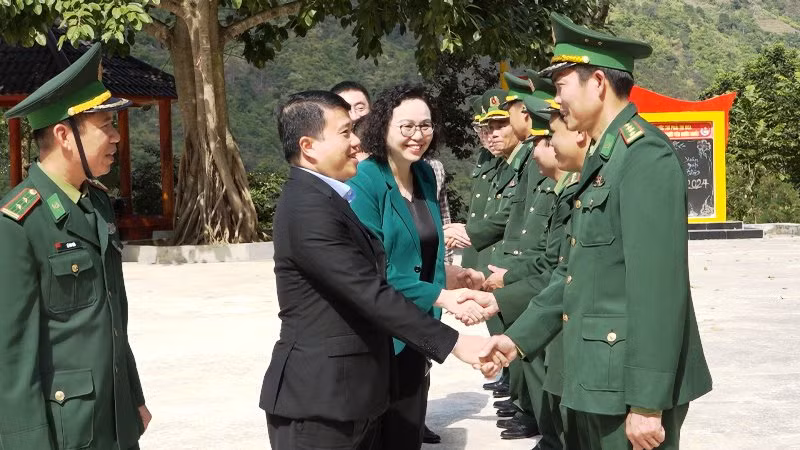 Lãnh đạo Hội đồng Dân tộc của Quốc hội với Bộ đội Biên phòng ở huyện Mường Lát, tỉnh Thanh Hóa.