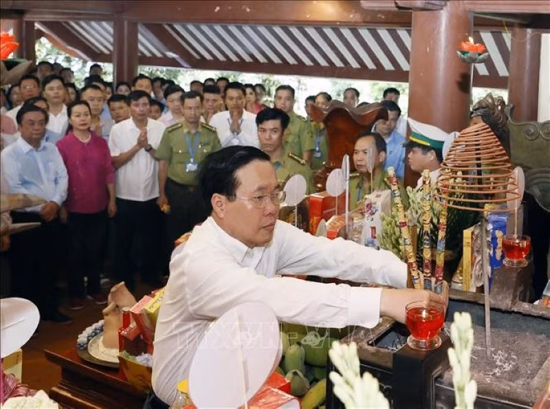 Chủ tịch nước Võ Văn Thưởng cùng các đồng chí lãnh đạo, nguyên lãnh đạo Đảng, Nhà nước dâng hương tưởng nhớ Chủ tịch Hồ Chí Minh. (Ảnh: Thống Nhất/TTXVN)