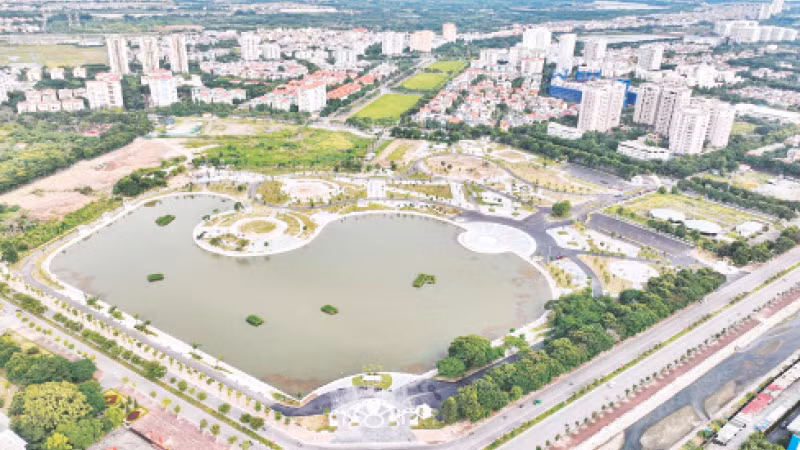 Công viên Long Biên, công trình vừa được cải tạo nâng cấp khang trang, sạch đẹp. (Ảnh MẠNH QUÂN)