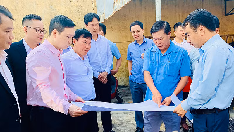 Lãnh đạo thành phố Hải Phòng kiểm tra giải phóng mặt bằng dự án xây dựng nhà ở xã hội tại Tổng kho 3 Lạc Viên. (Ảnh QUANG DŨNG)