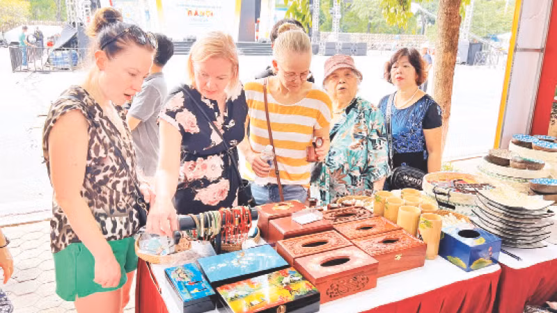 Đưa sản phẩm làng nghề thành quà tặng hấp dẫn 
