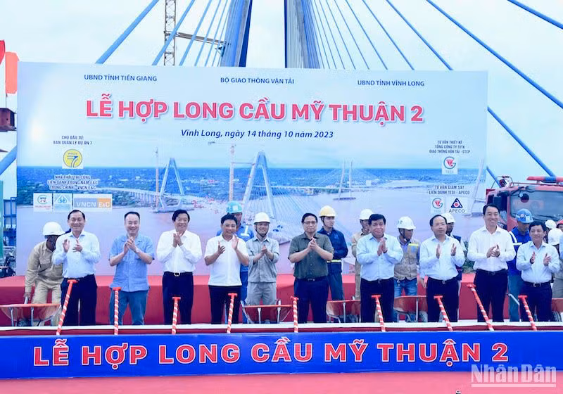 Thủ tướng thực hiện nghi thức hợp long cầu Mỹ Thuận 2