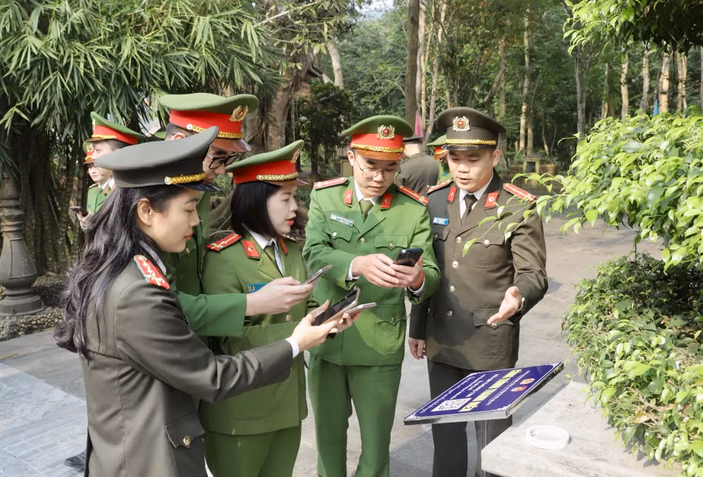 Đoàn viên thanh niên công an tỉnh Tuyên Quang Quét mã QR code tìm hiểu về các điểm di tích. Đoàn viên thanh niên công an tỉnh Tuyên Quang Quét mã QR code tìm hiểu về các điểm di tích.