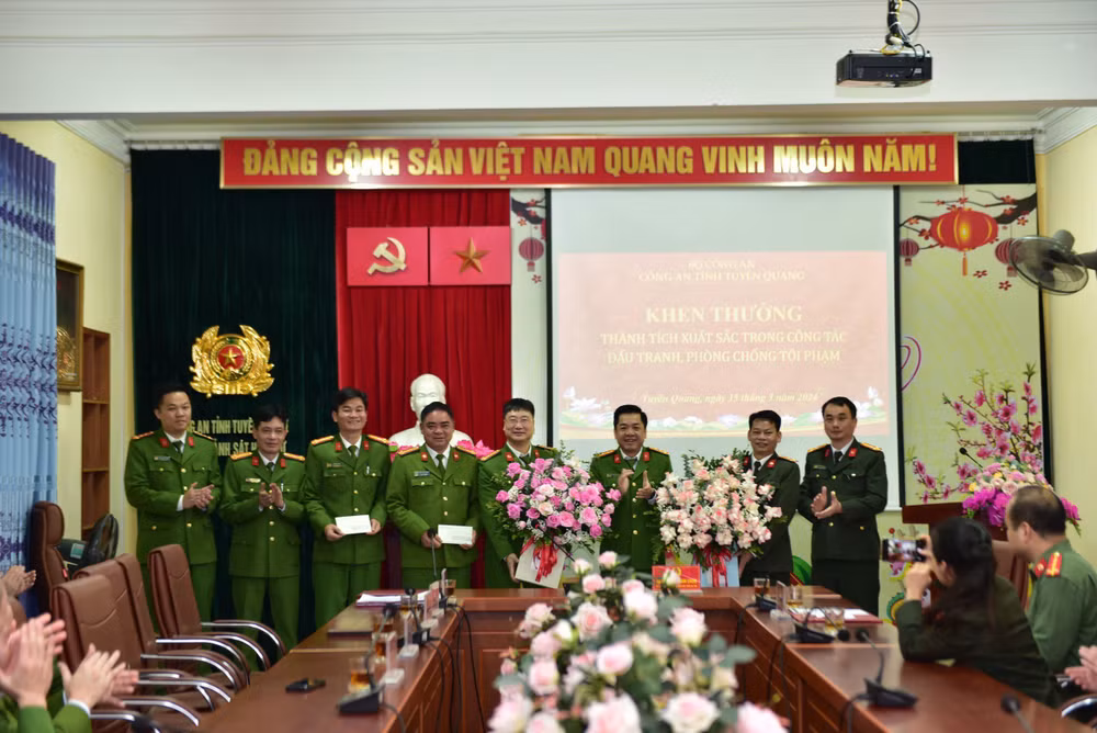 Trao thưởng cho Phòng Cảnh sát hình sự và các đơn vị nghiệp vụ đã có thành tích xuất sắc trong công tác đấu tranh phòng, chống tội phạm, bảo đảm an ninh trật tự trên địa bàn tỉnh. 
