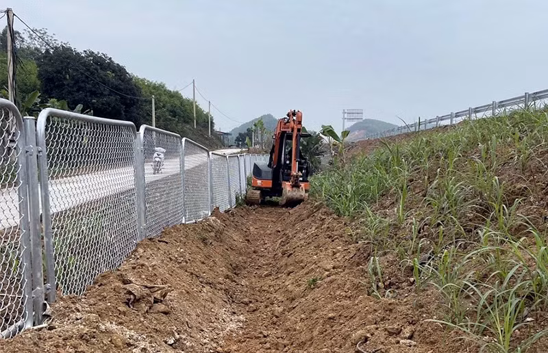 Đơn vị thi công khẩn trương làm lại rãnh thoát nước hỗ trợ gia đình ông Phạm Văn Sỹ. Đơn vị thi công khẩn trương làm lại rãnh thoát nước hỗ trợ gia đình ông Phạm Văn Sỹ.