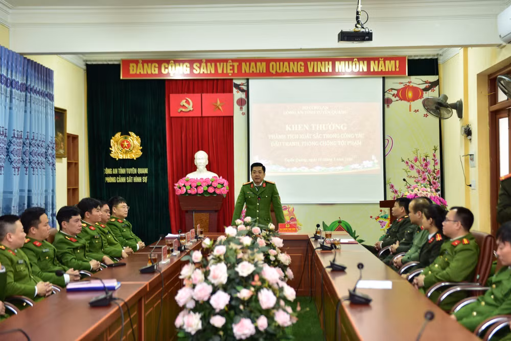 Đại tá Nguyễn Thành Chung, Phó Giám đốc Công an tỉnh Tuyên Quang, phát biểu tại buổi trao thưởng. Đại tá Nguyễn Thành Chung, Phó Giám đốc Công an tỉnh Tuyên Quang, phát biểu tại buổi trao thưởng.