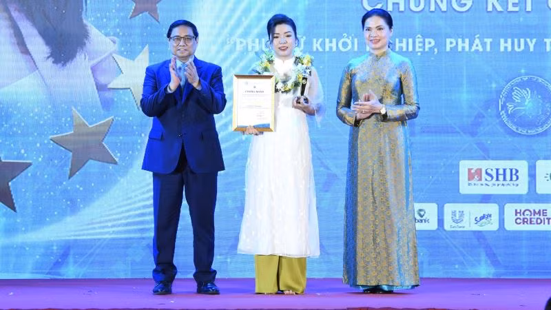Thủ tướng Phạm Minh Chính và Chủ tịch Hội Liên hiệp Phụ nữ Việt Nam trao giải đặc biệt tặng dự án xuất sắc trong cuộc thi. (Ảnh: Trần Hải) Thủ tướng Phạm Minh Chính và Chủ tịch Hội Liên hiệp Phụ nữ Việt Nam trao giải đặc biệt tặng dự án xuất sắc trong cuộc thi. (Ảnh: Trần Hải)