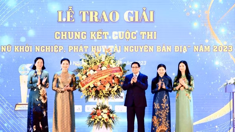 Thủ tướng Phạm Minh Chính trao hoa tặng Hội Liên hiệp Phụ nữ Việt Nam. (Ảnh: Trần Hải) Thủ tướng Phạm Minh Chính trao hoa tặng Hội Liên hiệp Phụ nữ Việt Nam. (Ảnh: Trần Hải)