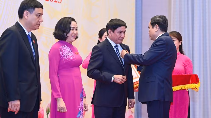 Phó Chủ tịch Thường trực Quốc hội Trần Thanh Mẫn trao Huân chương Lao động tặng đồng chí Bùi Văn Cường. (Ảnh Duy Linh) Phó Chủ tịch Thường trực Quốc hội Trần Thanh Mẫn trao Huân chương Lao động tặng đồng chí Bùi Văn Cường. (Ảnh Duy Linh)
