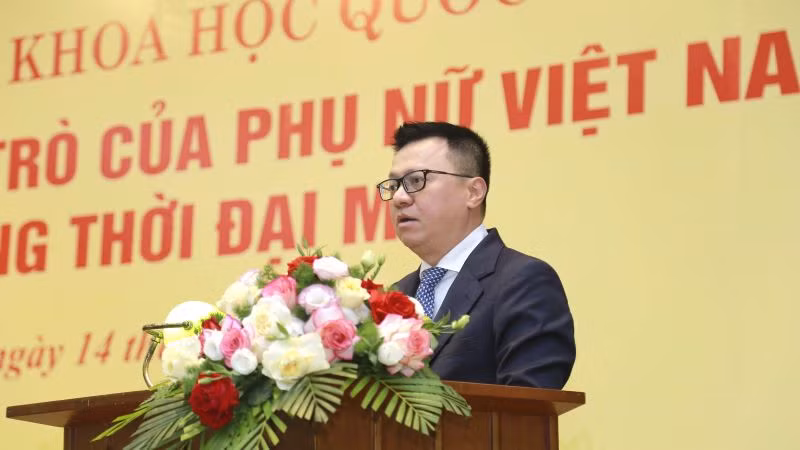 Tổng Biên tập Báo Nhân Dân Lê Quốc Minh chia sẻ ý kiến tại hội thảo.