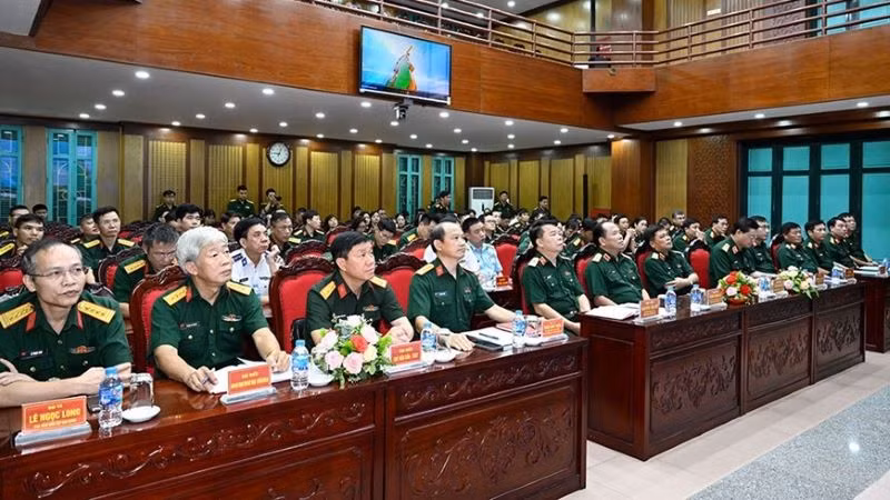 Các đại biểu tham dự lễ phát động cuộc thi viết. 