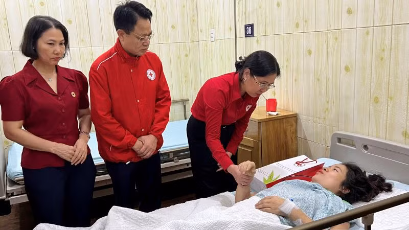 Phó Chủ tịch Trung ương Hội Chữ thập đỏ Việt Nam Huỳnh Thị Xuân Lam thăm hỏi nạn nhân vụ cháy chung cư mini trên phố Khương Hạ (Hà Nội).