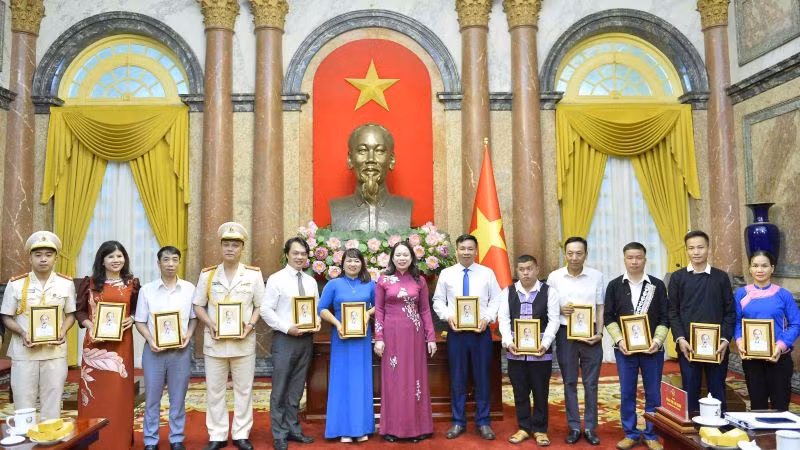 Phó Chủ tịch nước Võ Thị Ánh Xuân trao quà tặng các đại biểu điển hình tiên tiến tỉnh Lào Cai.