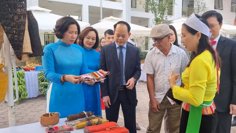 Các đại biểu tham quan các gian trưng bày sản phẩm của phụ nữ.