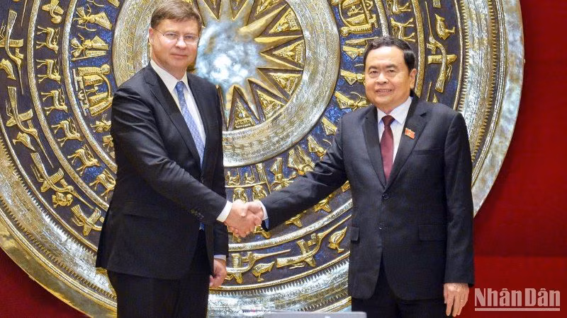 Phó Chủ tịch Thường trực Quốc hội Trần Thanh Mẫn và Phó Chủ tịch Ủy ban châu Âu (EC) kiêm Cao ủy thương mại EU Valdis Dombrovski tại buổi tiếp. (Ảnh: Duy Linh)