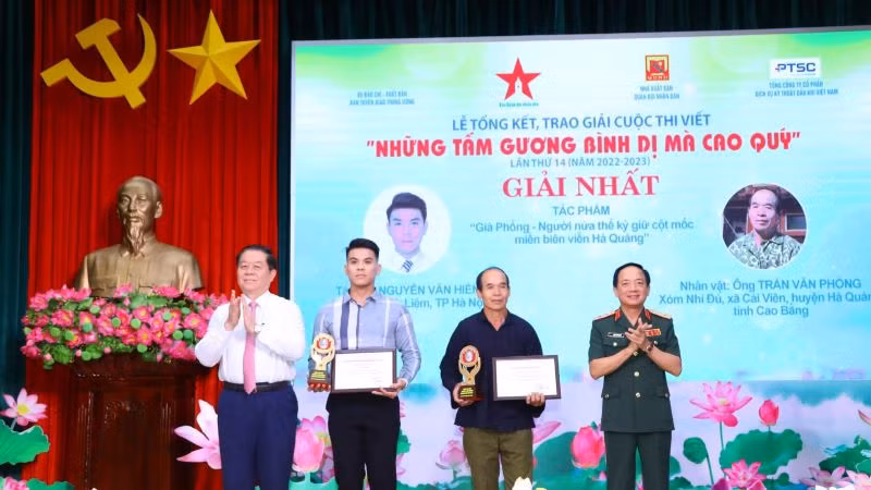 Đồng chí Nguyễn Trọng Nghĩa và Trung tướng Trịnh Văn Quyết trao giải Nhất tặng tác giả đoạt giải. 