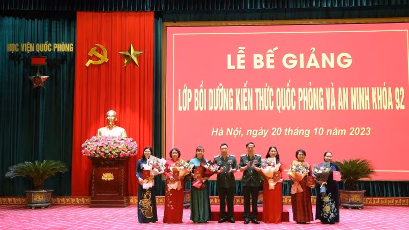 Lễ bế giảng Lớp bồi dưỡng kiến thức quốc phòng, an ninh khóa 92.
