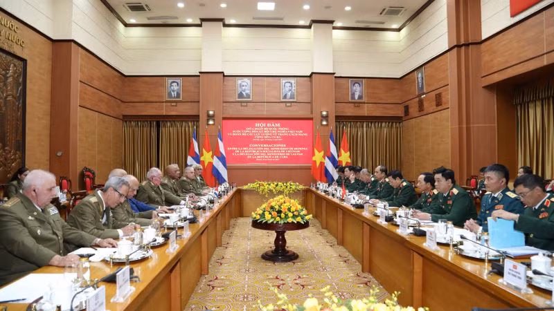 Bộ trưởng Quốc phòng Phan Văn Giang và Bộ trưởng Các Lực lượng vũ trang Cách mạng Cuba Álvaro López Miera tiến hành hội đàm.