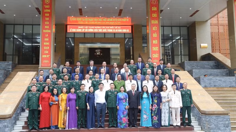 Các đồng chí học viên chụp ảnh lưu niệm cùng lãnh đạo Học viện Quốc phòng. 